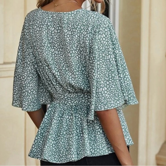 🎉 Host Pick 🎉 Shein Green and White Top - Picture 2 of 6